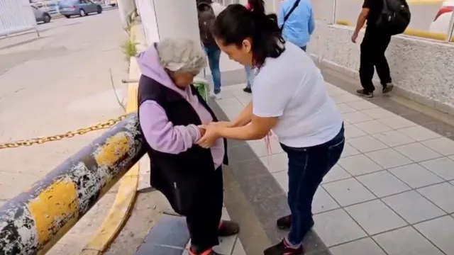 Gente ayuda a María mientras canta. Foto: N+