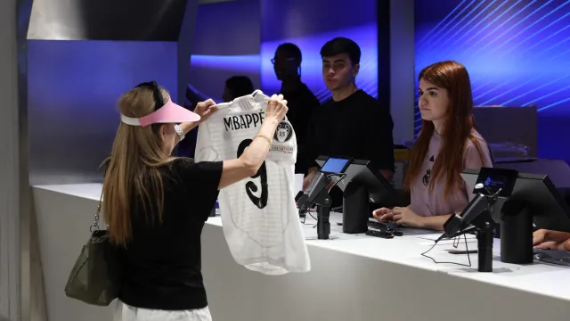 Unos 200 dólares cuesta la playera de adulto. Foto AFP