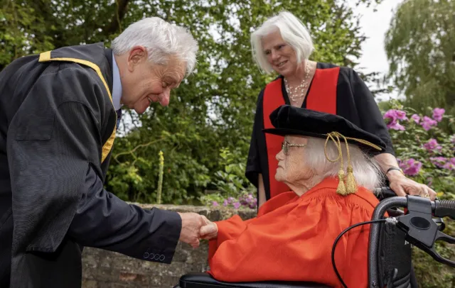 Rosemary Brown recibe doctorado a sus 98 años