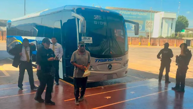 Al hombre se le compró un boleto de autobús para regresar a Soto la Marina. Foto: SSP Tamaulipas