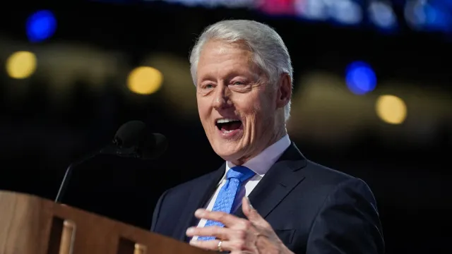 Bill Clinton en la Convención Demócrata de Chicago en 2024