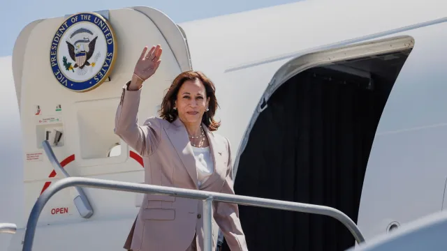 Kamala Harris aborda el Air Force One para realizar una visita a Oakland, California, en agosto de 2022. 