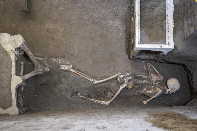 Restos humanos hallados en excavación de Pompeya, en Italia