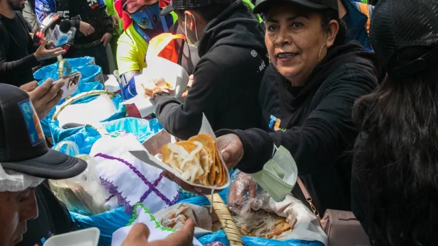 Durante el evento, se repartieron más de 30 mil tacos de canasta. Foto: Cuartoscuro