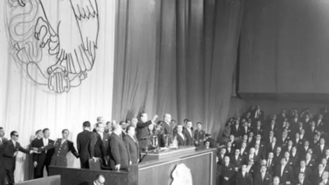 Adolfo López Mateos ablando durante su toma de protesta como presidente, en el Palacio de Bellas Artes