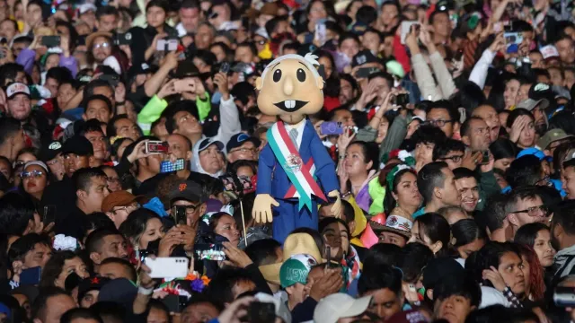 Miles de simpatizantes del presidente López Obrador llegaron al Zócalo para despedir al mandatario. Foto: Cuartoscuro