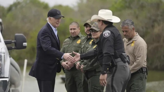 El presidente Joe Biden con oficiales de la Patrulla Fronteriza en Brownsville, Texas. Foto: AP