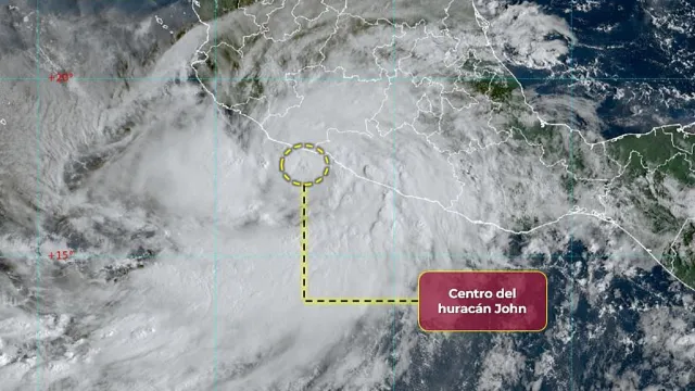 El huracán John se localiza a 75 km al suroeste de Lázaro Cárdenas, Michoacán. Foto: SMN