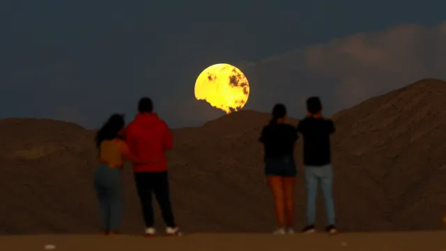 Espectaculares Imágenes de la Superluna junto con Eclipse Lunar Parcial