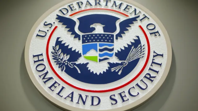 Logotipo del Departamento de Seguridad Nacional, durante una conferencia de prensa en Washington. Foto: AP