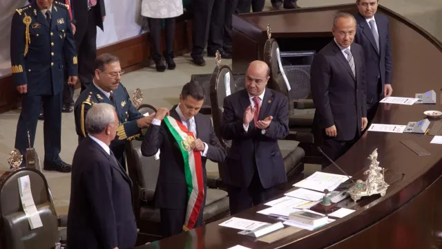 Felipe Calderón observa cuando Enrique Peña Nieto se pone la banda presidencial. Foto: Cuartoscuro| Archivo