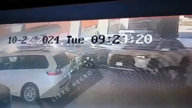 Captan el momento en el que cayó una abuelita de un segundo piso