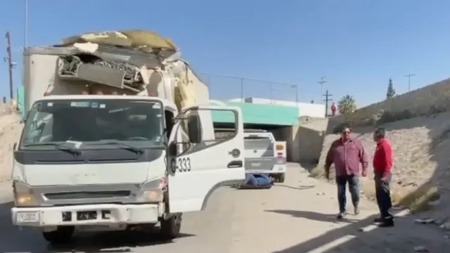 Usaron Cadenas para Sacar el Camión Atorado en un Puente de Ciudad Juárez