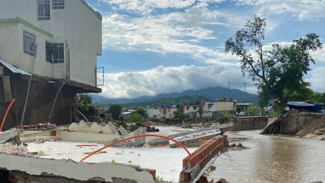 El panorama sigue siendo desolador entre los habitantes de Acapulco que lo perdieron todo tras las lluvias que trajo el huracán John 