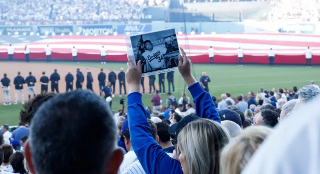 Los aficionados corearon el nombre de "Fernando, Fernando" durante el homenaje en Dodger Stadium. Foto AFP