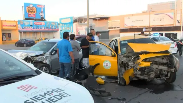 Conductor-se-Pasa-el-Rojo-y-Choca-Taxi-en-Torreón