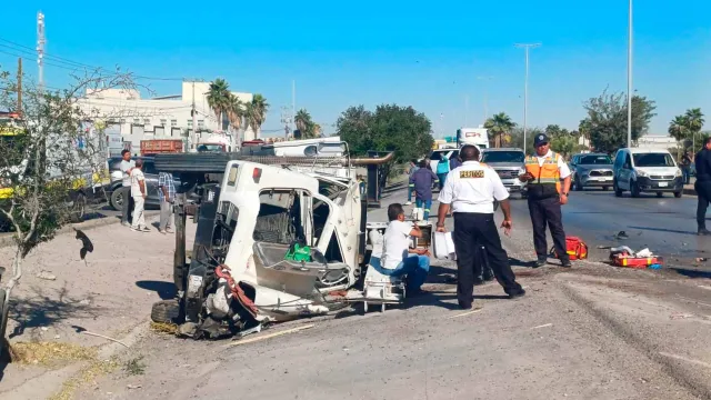 Grúa-Vuelca-en-Periférico-de-Torreón