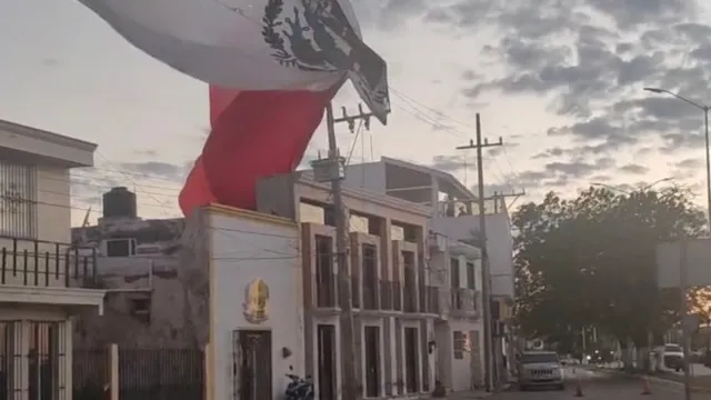 Bandera Monumental se Desprende