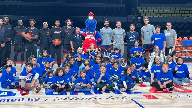 Jáquez participó en una clínica de basquetbol con niños de una fundación como parte del programa NBA Cares. Foto Sergio Meléndez N+