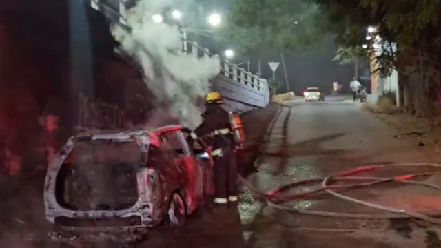 Incendio Consume por Completo Vehículo en Culiacán, Sinaloa