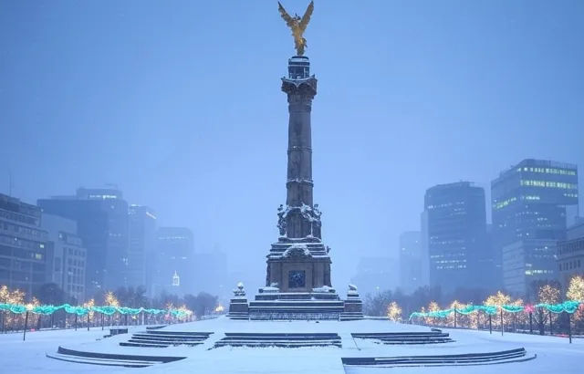 El Ángel de la Independencia tendría nieve acumulada en escalinatas y esculturas si nevara en la CDMX. Foto: IA Grok