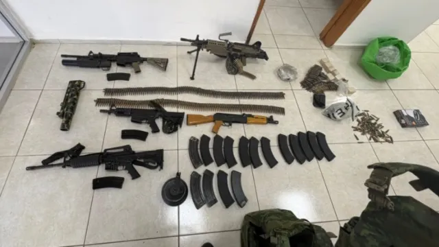 Armas decomisadas en Culiacán, Sinaloa, luego de ser desarticula una célula generadora de violencia. Foto: X @OHarfuch