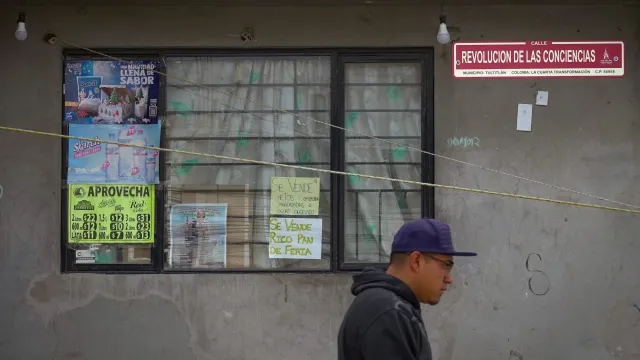 Un hombre camina por la calle Revolución de las Conciencias, en Tultitlán. Foto: Cuartoscuro