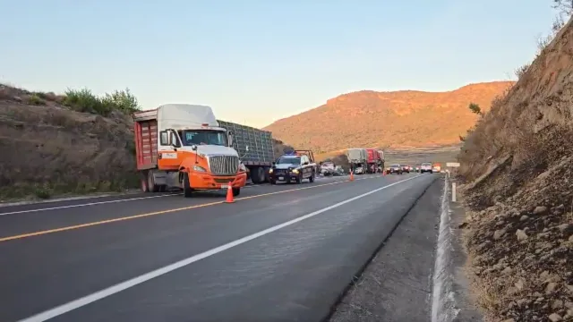 Autopista Siglo XXI parcialmente cerrada por accidente entre una camioneta y un tráiler. Foto: Genaro Zepeda | N+