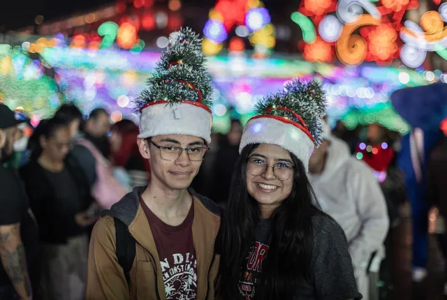 Asistentes de la Verbena Navideña en el Zócalo de CDMX