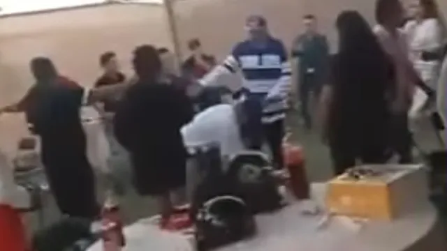  Posada de Empleados de Fábrica Termina en Pelea Campal | Video 