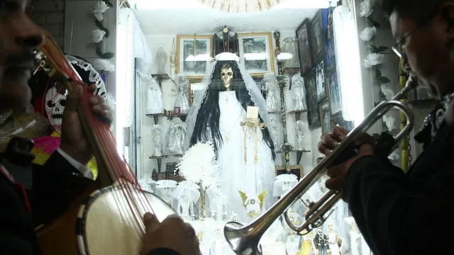 Miles de personas acuden al altar a la Santa Muerte en el barrio de Tepito en noviembre de 2008. Foto: Cuartoscuro | Archivo