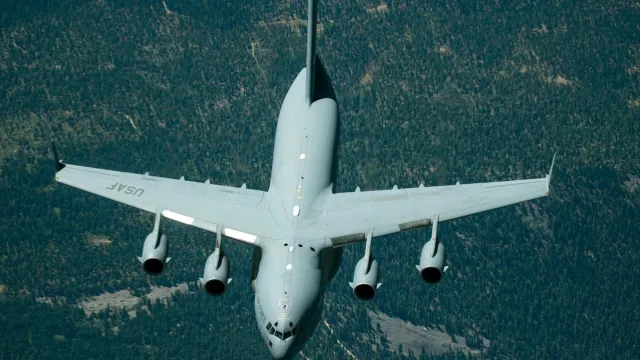 Avión militar C-17 utilizado para deportar migrantes desde EUA. Foto: Air Force