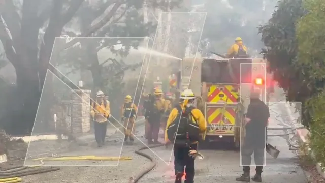 Bomberos Combaten Gran Incendio en Los Ángeles