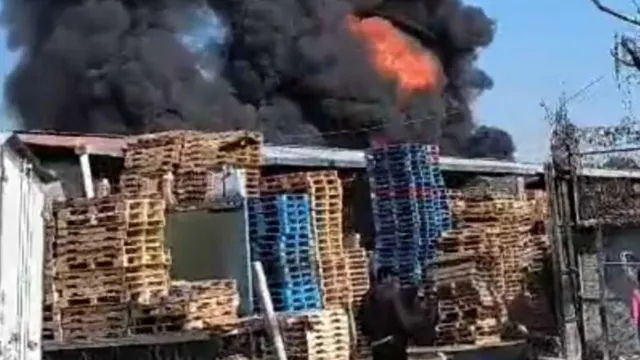 Bomberos y Protección Civil se encargaron de extinguir las llamas. Foto: Adriana Sánchez