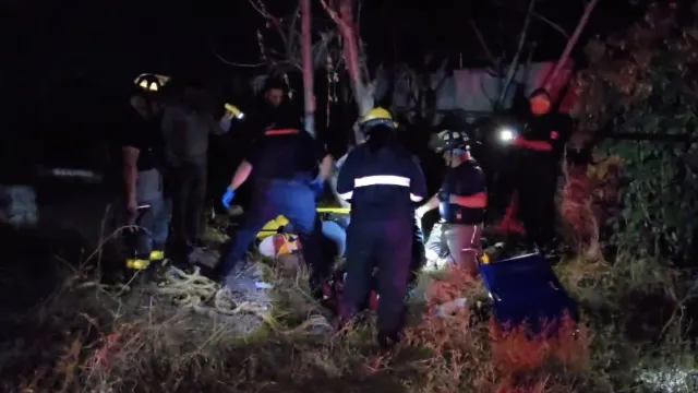 Bomberos y Protección Civil de Atlixco auxilian al auto mayor tras rescatarlo del pozo. Foto: Genaro Zepeda | N+