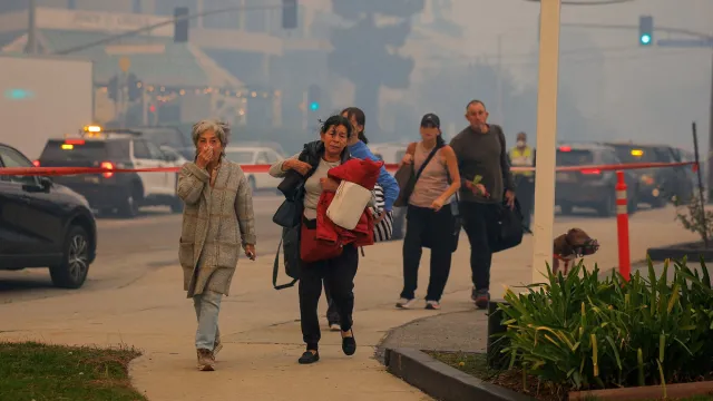 Ciudadanos en Los Ángeles evacuan por incendio forestal cerca de Pacific Palisades.