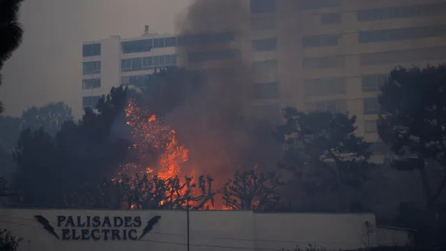 Incendio afecta estructuras en Pacific Palisades en el oeste de Los Ángeles, California.