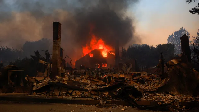 Más de mil estructuras han sido destruídas por incendios en California.