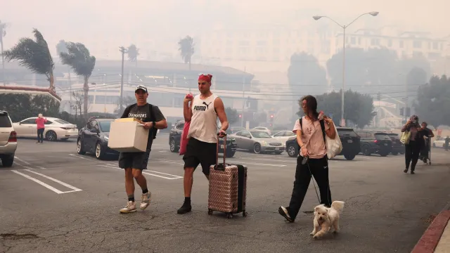 Muchas personas dejan sus casas, a causa del incendio forestal cerca de Pacific Palisades. Foto. Reuters