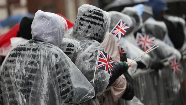 Londres recibió el 2025 bajo la lluvia. Foto: EFE