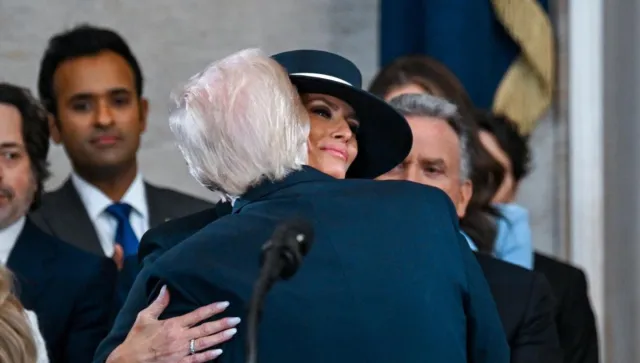 Melania y Trump en el intento de beso hoy