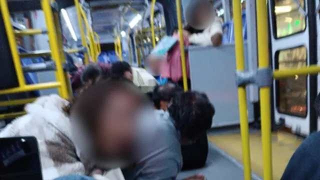 Usuarios de RUTA se tiran al piso durante balacera en Puebla. Foto: X @GenaroZepeda1