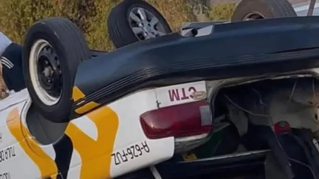 Taxi totalmente volteado por accidente en la Carretera Vicente Guerrero-Santiago Tezontlale. Foto: N+