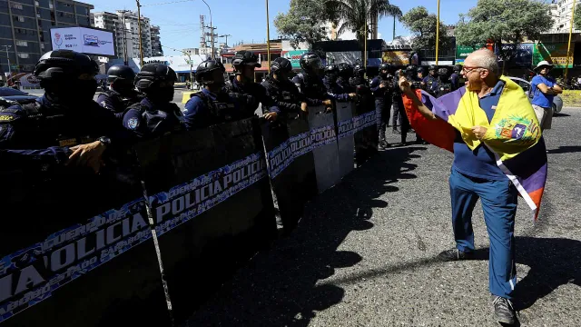 Ciudadano opositor reacciona ante fuerzas de seguridad durante marchas este 9 de enero en Caracas. Foto: Reuters