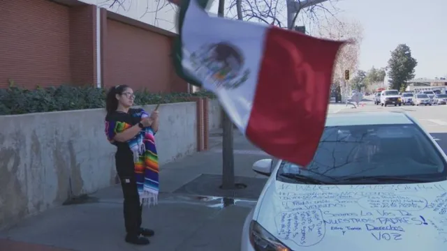 Crystal Aguilar protestando frente a Ayuntamiento de Bakersfield, California.