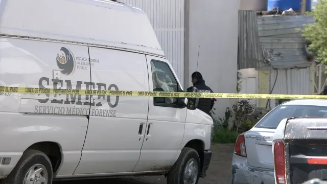 Elementos de la Fiscalía General del Estado de Puebla llegaron al lugar para realizar el levantamiento del cadáver. Foto: Luis Hernández | N+