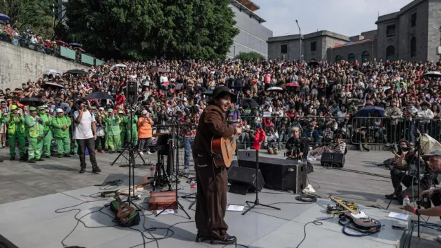 Cientos de personas se reunieron para escuchar su proyecto de huapango folk rock. Foto: N+ 