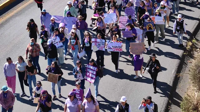 Rumbo a Plaza de Armas en la marcha del 8M 2025 en Zacatecas.  Foto: N+