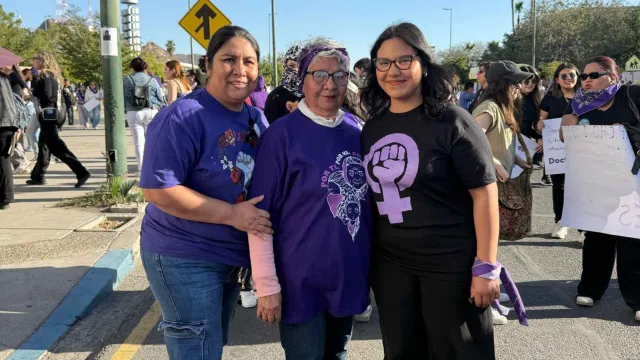 Abuela, madre e hija; 3 generaciones marchando este 2025. Foto: N+