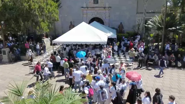 Decenas de personas llegan a la Parroquia Señor de la Ascensión en Teuchitlán